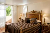 Experience West Beach living, just steps away from Santa Barbara Harbor - Jacuzzi