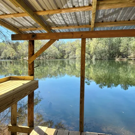 Charming Pondview Cabin