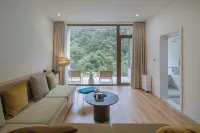 Stray Birds Hotel Hotel di Liuba