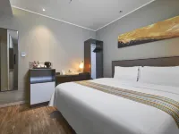 Homeinn Plus Hotel (Beijing Tuanjiehu Chaoyang Park Metro Station) Hotels near Chaoyang