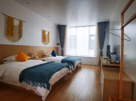 Caiyun Homestay (Xiangyun High-speed Railway Station) Отели рядом с достопримечательностью «Xianghe Square»