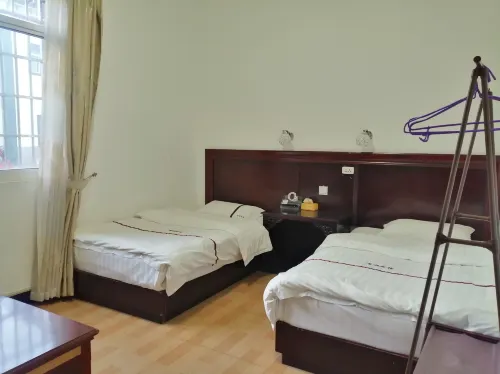 Xiangyun Baishun Hotel - Inns