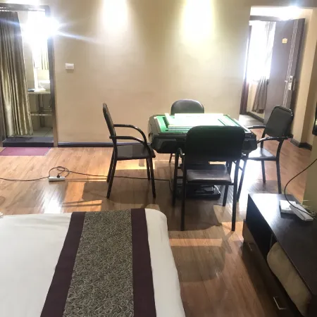 Luliang Yiyuan Business Hotel