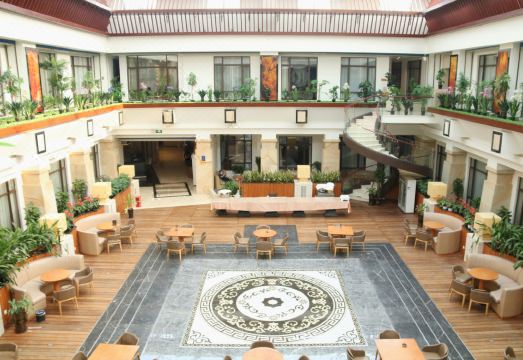 1. 앰버 테마 호텔..