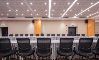 The hotel offers a spacious conference room equipped with long tables and chairs, suitable for hosting events and meetings at Jinjiang Metropolo Hotel Hangzhou East Railway Station