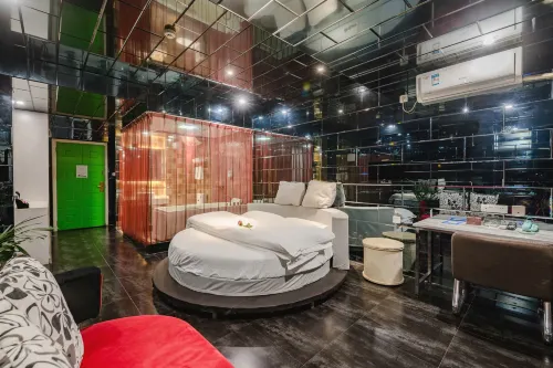 Luoyang Jiaxuan Theme Hotel (Longmen High-speed Railway Station Baolong Plaza)