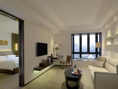 Hyatt Place Shenzhen Dongmen Отели рядом с достопримечательностью «Man Kam To Control Point»