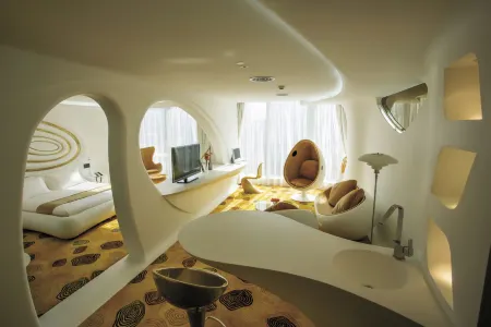 Planet Hotel (Guangzhou Baima Clothing City Railway Station Subway Station)