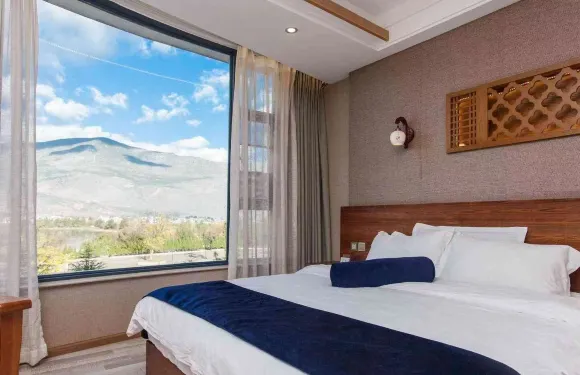 鶴慶草海畔客棧