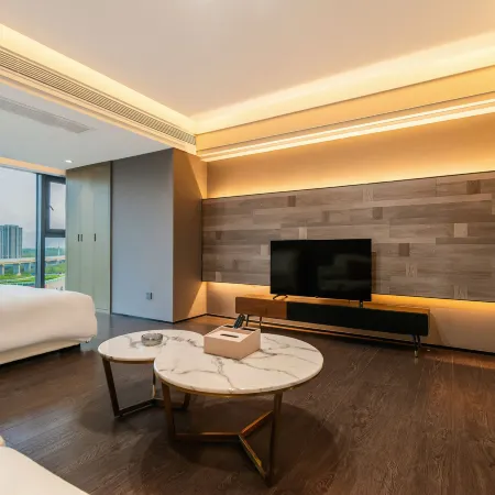 Manlu CC Hotel (Xixian New District Wenchuang Town)