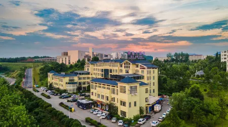 Ronggang International Hotel Отели рядом с достопримечательностью «Anyuan Railway and Mines Workers Strikes Negotiation Department Former Site»