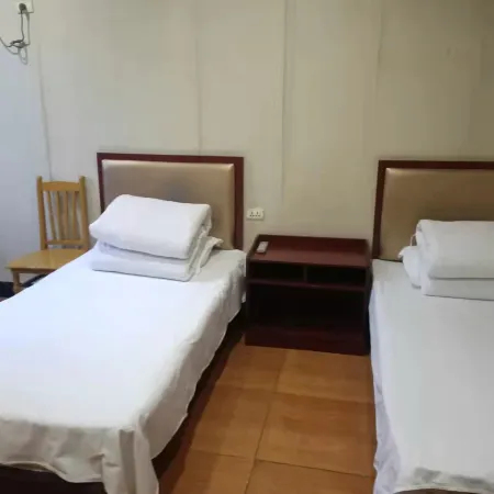 Luzhou Baiyun Hostel Отели рядом с достопримечательностью «Ezhou Polytechnic (Southeast to Fenghuang Subdistrict Office Lianhuashan Community Health Service Station)»
