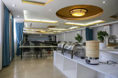Shanlan Hotel (Yuexishan Goods Great Market) Отели рядом с достопримечательностью «Dabie Mountain Azalea Ecological Cultural Grand View Garden»