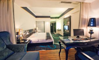 Sapphire Hotel (Guilin Station, two rivers and four lakes in Guilin)