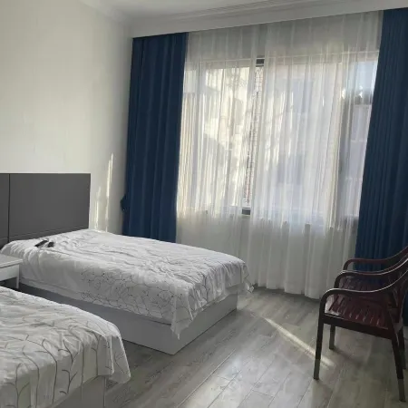 Three Date Huali Hotel