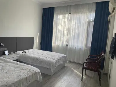 Three Date Huali Hotel