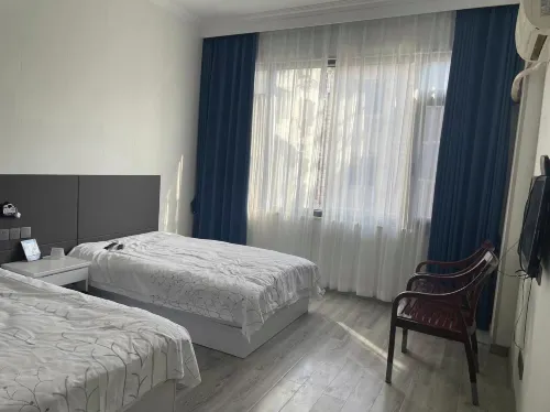 Three Date Huali Hotel