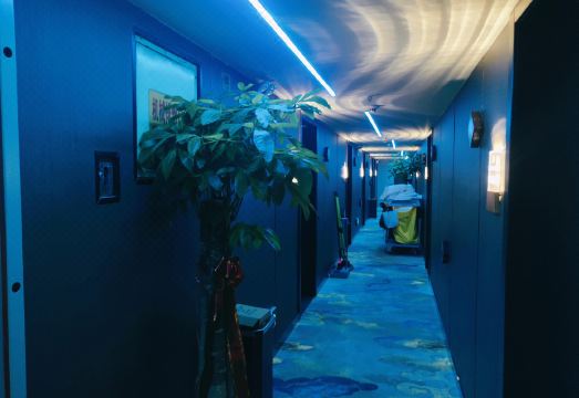 러브 컴피티션 호텔 로비