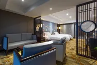 Zhuangyue Life Hotel (Wuhan Lanjiang Road Subway Station Shimao Jinxiu Changjiang Branch)