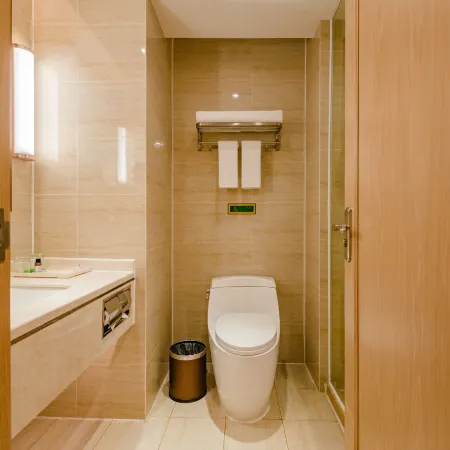 Vienna International Hotel (Xinyang Railway Station Tianrun Plaza Store)