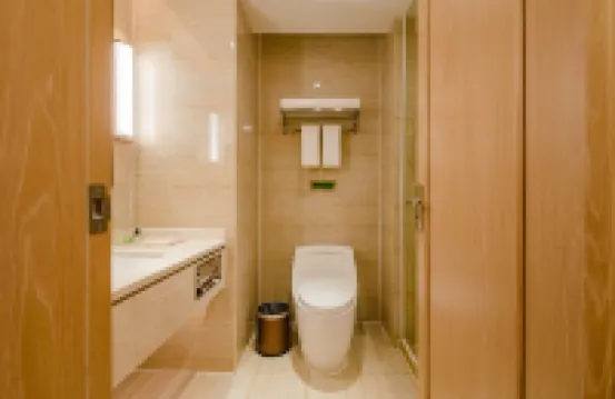 Vienna International Hotel (Xinyang Railway Station Tianrun Plaza Store)