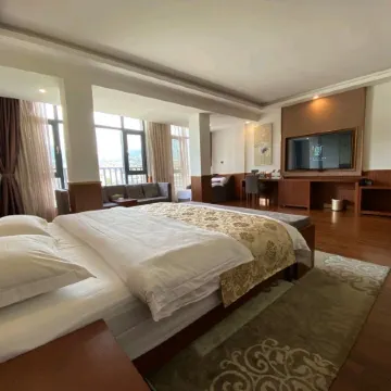 Pingbian Yinfeng Hotel