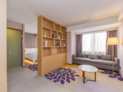 Lavande Hotel (Chongqing Yangjiaping Pedestrian Street Metro Station) Hotels near VERO MODA