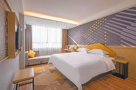 IU Hotel (Wanda Plaza, Hezhou) Отели рядом с достопримечательностью «Ziyunxianjing Scenic Area»