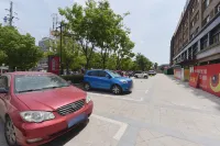 ZhengJi Hotel (Jingrun Central City, South Gate, Shouxian Ancient City) - parking