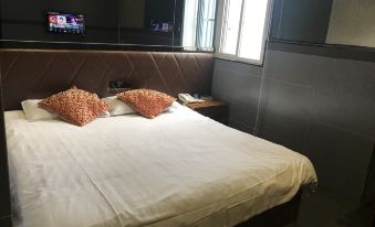 Hexianxiangqing Business Hotel