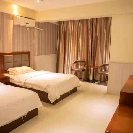 Weihui Yiju Hotel (Bus Station) Отели в г. Вэйхуэй