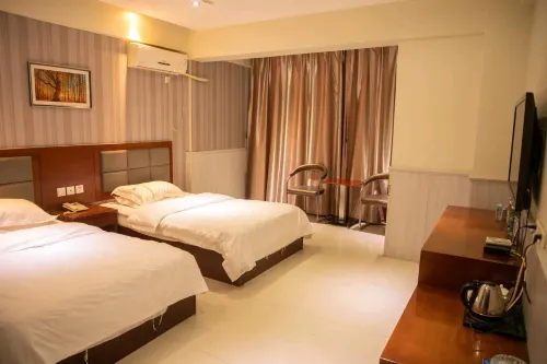 Weihui Yiju Hotel (Bus Station) Hotel di Weihui