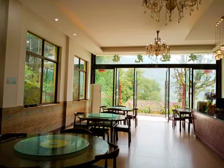 Emeishan Yipin Hotel Отели рядом с достопримечательностью «Wannian Temple»