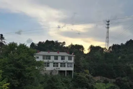 Huoshan Xingfu Farm Farmhouse Отели рядом с достопримечательностью «Dabie Mountain Main Peak (Baima Main Peak)»