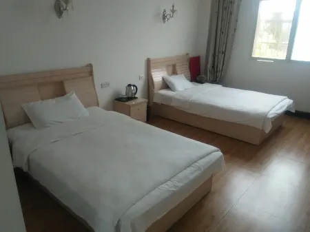 Junhao Hotel Отели рядом с достопримечательностью «Hubei Land Resources Vocational College»