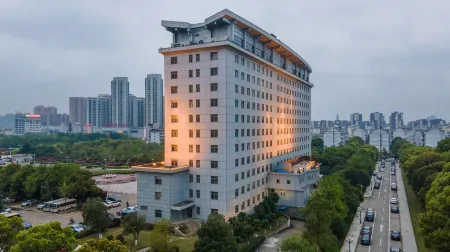 Wright House Отели рядом со станцией Fengchengdong Railway Station