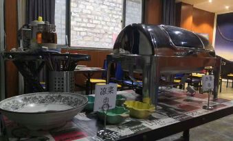 Noble movie art hotel(Weihai Golden Beach Bathing Beach Shandong University East Gate)
