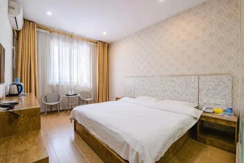 Neixiang Yixin Business Hotel
