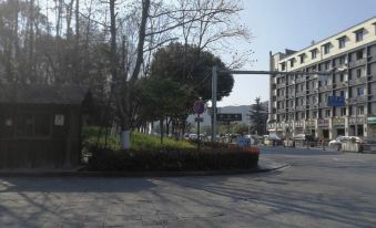 Ji Hotel (Zhuji Xishi Hometown City Plaza)