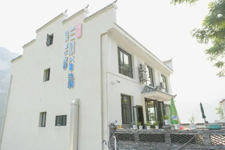 Lanxi Guyu Guesthouse Отели рядом с достопримечательностью «Tribe of the Three Gorges»