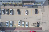 Starway Hotel (Tangshan Zunhua Bus Station) - parking