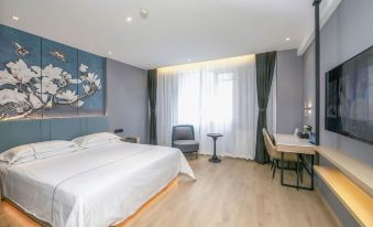 A modern bedroom with a white bed and a large window, accompanied by an open space at Jinjiang Inn(Beijing Tongzhou Beiyuan Subway Station)