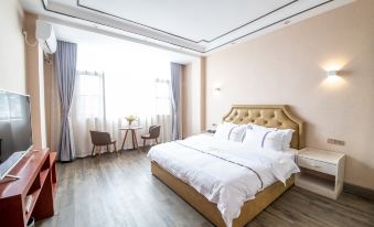 Luoping Ruihan Theme Hotel