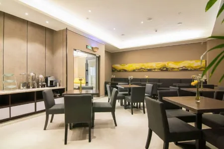 Homeinn Plus Hotel (Shanghai Dishui Lake Port City New World) Отели рядом с достопримечательностью «Shanghai Astronomy Museum»