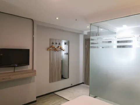 7 Days Premium Hotel (Chongqing Yuanjiagang Light Rail Station Olympic Sports Center) Отели рядом с достопримечательностью «Chongqing Hongyan Revolutionary Museum»