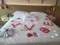 Kyriad Marvelous Hotel （Shenzhen Linheng Plaza Liuyue Subway station） Отели рядом с достопримечательностью «Новый Мир Площадь»