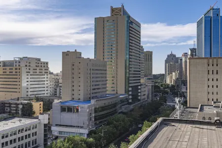 Miramar Urumqi (CCMALL Hongshan Park Times Square Branch) Отели рядом с достопримечательностью «Xinjiang University Gymnasium»