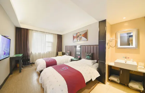 湃酒店（信陽火車站南虹廣場店）