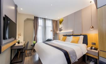 The main bedroom area features a modern design with a large bed and a white accent wall at Homeinn Selected Hotel (Shanghai Wuning Road Subway Station Anyuan Road)