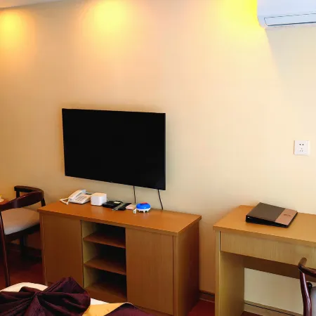 Blue Bay Hot Spring Hotel (Luquan Fengjia Ancient Town Branch) Hotels in Luquan Yi and Miao Autonomous County